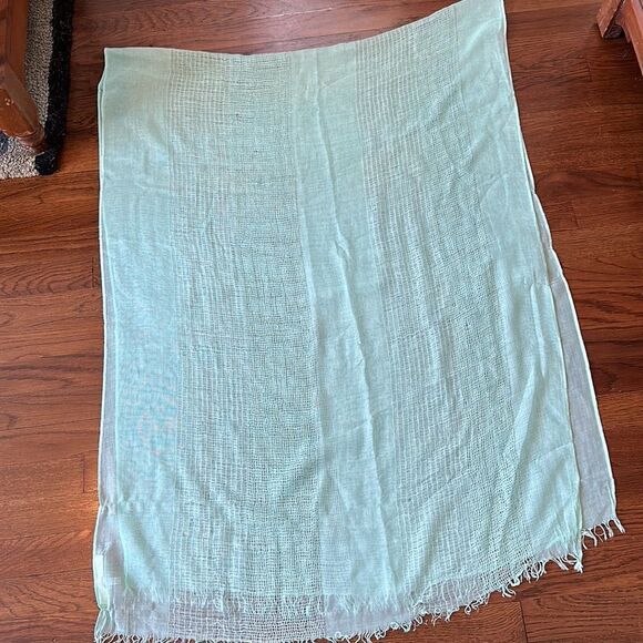 Michael Stars mint green polyester/viscose loose weave shawl or wrap - Picture 9 of 9